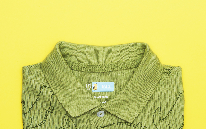 Des étiquettes autocollantes de My Nametags sur un polo vert