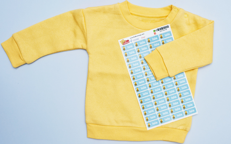 Autocollants nominatifs personnalisés un pull jaune