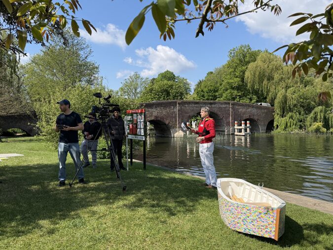 De met labels bedekte boot wordt naar het water gedragen