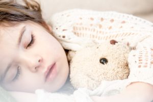 Lees meer over het artikel Help jouw kind beter te slapen met onze Bedtijd Checklist om af te drukken