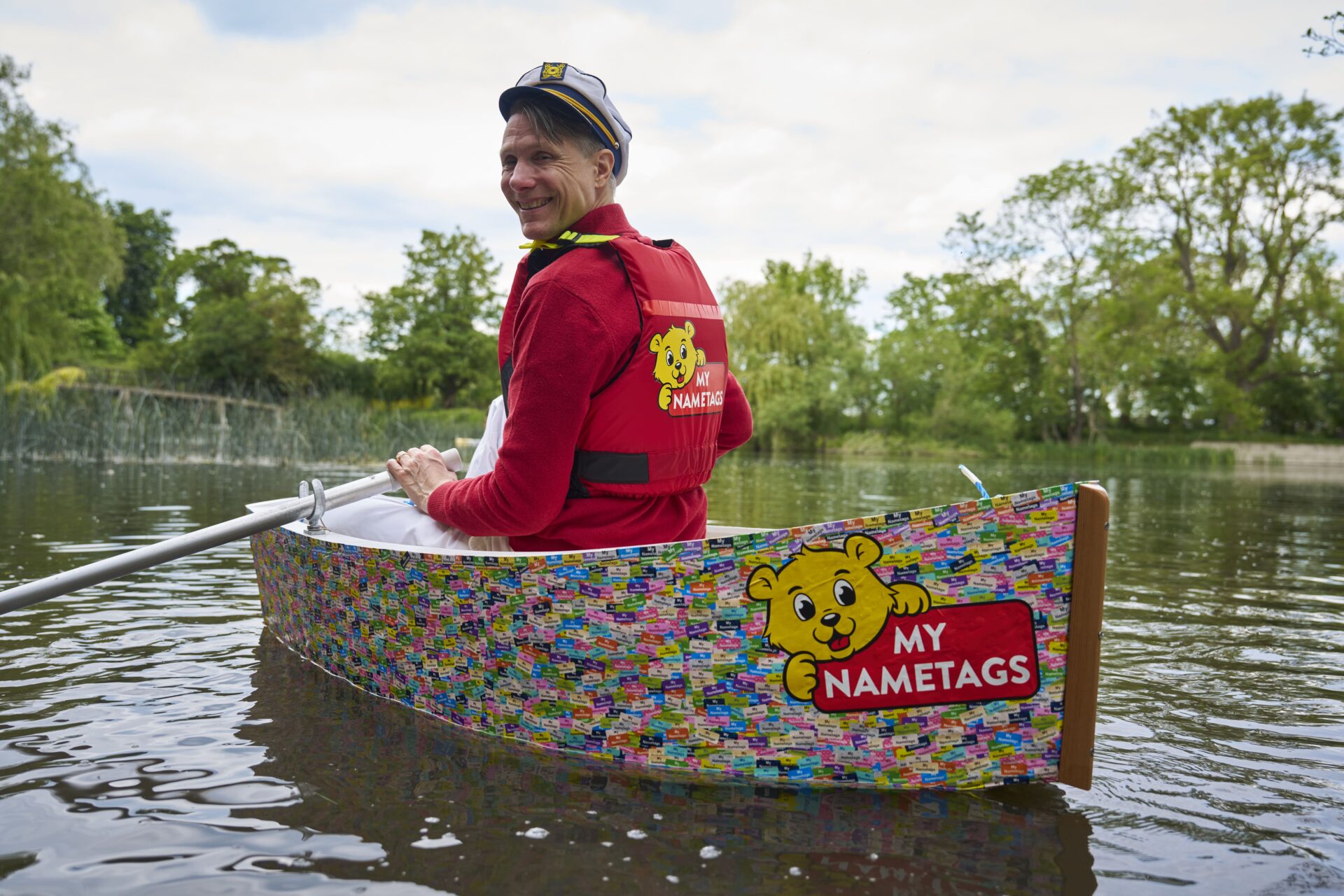 Lees meer over het artikel We bouwden een boot van waterdichte naamstickers – en roeiden ermee de rivier af