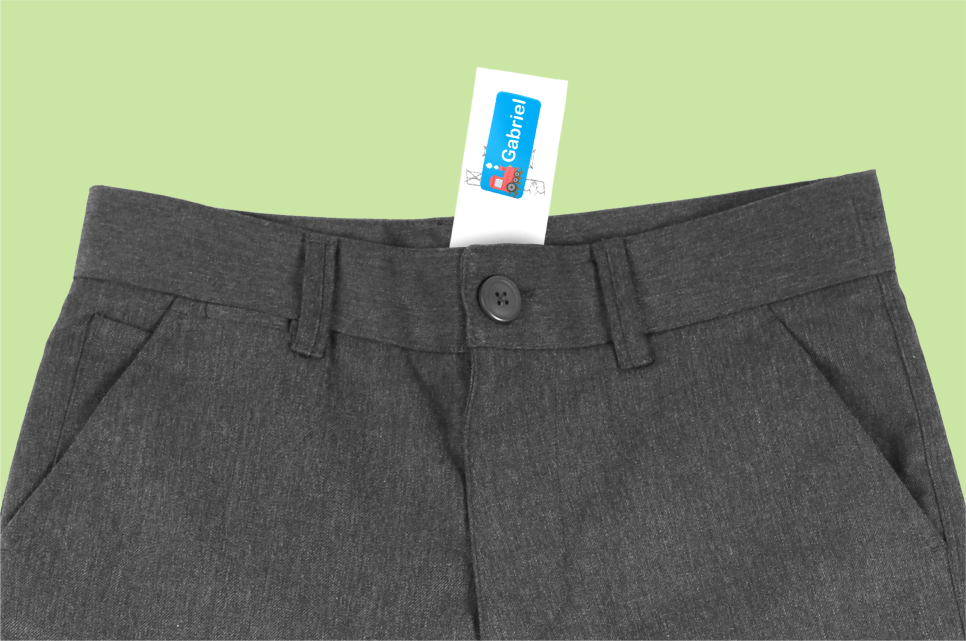 Gepersonaliseerd naamlabel bevestigd aan een waslabel van kleding