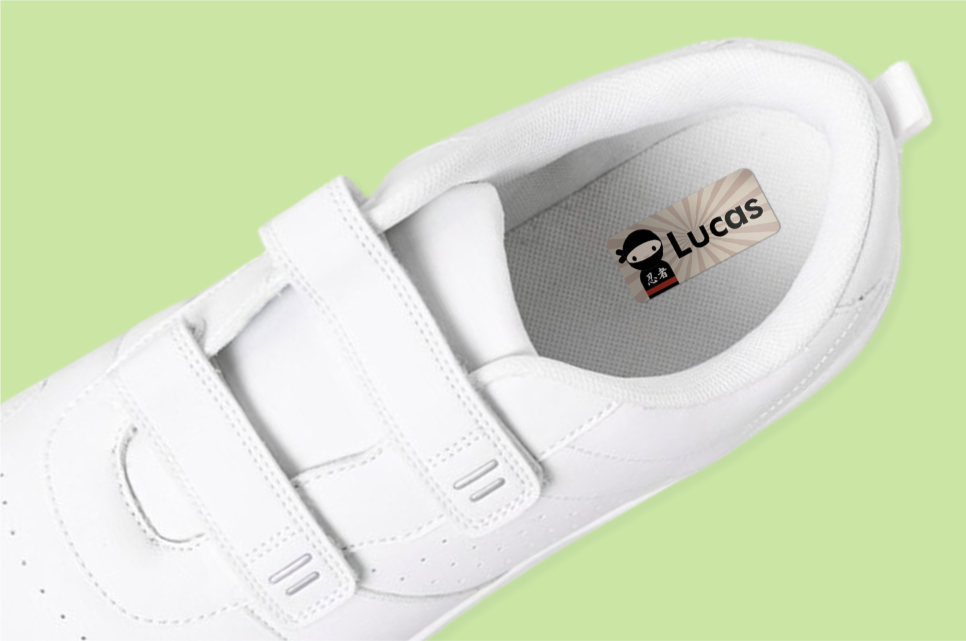 Schoen met een gepersonaliseerd naamlabel aan de binnenkant