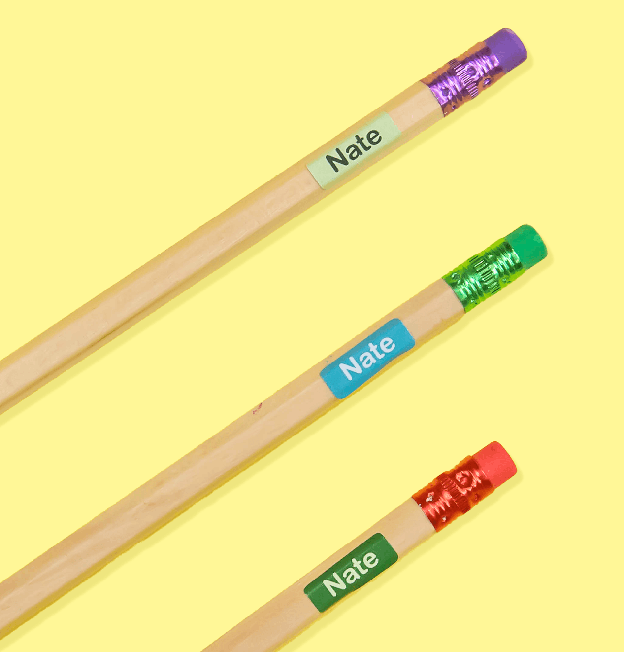 Kleine gepersonaliseerde naamlabels op schoolspullen
