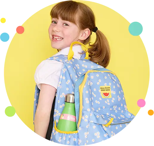 schoolmeisje met een achterzak waarop een maxisticker staat