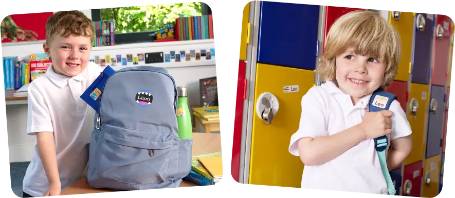 schooljongens die de max-stickers op hun rugzak laten zien