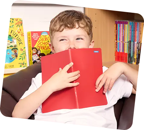 kleine jongen die een boek vasthoudt met een ministicker-label erop